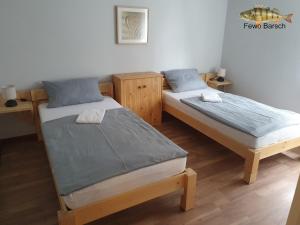 two twin beds in a room withthritisthritisthritisthritisthritisthritisthritisthritisthritis at Fewo Helmstedt in Helmstedt