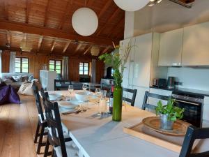 eine Küche und ein Esszimmer mit einem Tisch und Stühlen in der Unterkunft Marxhof Seebruck am Chiemsee in Seeon-Seebruck