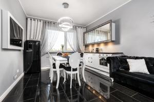 Kuchyňa alebo kuchynka v ubytovaní Apartamenty Świętojańskie Gdynia