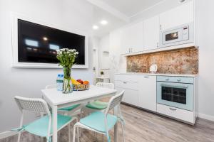 Kuchyňa alebo kuchynka v ubytovaní Apartamenty Świętojańskie Gdynia