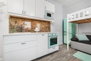 Kuchyňa alebo kuchynka v ubytovaní Apartamenty Świętojańskie Gdynia + 12 fotografií