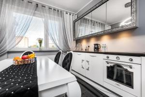 Kuchyňa alebo kuchynka v ubytovaní Apartamenty Świętojańskie Gdynia