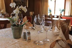 A restaurant or other place to eat at Albergo Alisander