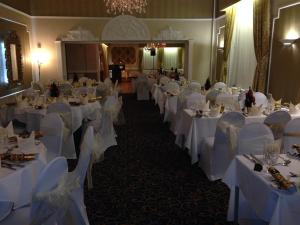 um salão de banquetes com mesas brancas e cadeiras brancas em Hardwicke Hall Manor Hotel em Hartlepool