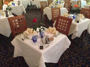 un comedor con mesas con manteles y sillas blancas en Hardwicke Hall Manor Hotel, en Hartlepool