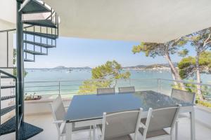 een eetkamer met uitzicht op het water bij Isabela 2b-3 habitaciones con ático in Port de Pollença