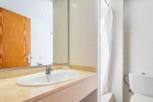 een badkamer met wastafel en toilet bij Isabela 2b-3 habitaciones con ático in Port de Pollença +17 foto's