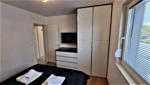 Postel nebo postele na pokoji v ubytování BARTOL LUXURY APARTMENTS KRK Croatia, with own HOT TUB - WHIRLPOOL