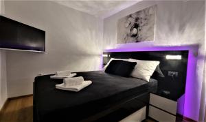 Postel nebo postele na pokoji v ubytování BARTOL LUXURY APARTMENTS KRK Croatia, with own HOT TUB - WHIRLPOOL