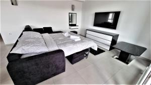 Postel nebo postele na pokoji v ubytování BARTOL LUXURY APARTMENTS KRK Croatia, with own HOT TUB - WHIRLPOOL
