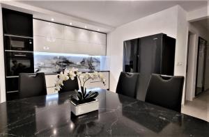 Posezení v ubytování BARTOL LUXURY APARTMENTS KRK Croatia, with own HOT TUB - WHIRLPOOL