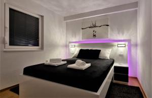 Postel nebo postele na pokoji v ubytování BARTOL LUXURY APARTMENTS KRK Croatia, with own HOT TUB - WHIRLPOOL