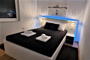 Postel nebo postele na pokoji v ubytování BARTOL LUXURY APARTMENTS KRK Croatia, with own HOT TUB - WHIRLPOOL