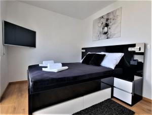 Postel nebo postele na pokoji v ubytování BARTOL LUXURY APARTMENTS KRK Croatia, with own HOT TUB - WHIRLPOOL
