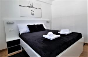 Postel nebo postele na pokoji v ubytování BARTOL LUXURY APARTMENTS KRK Croatia, with own HOT TUB - WHIRLPOOL