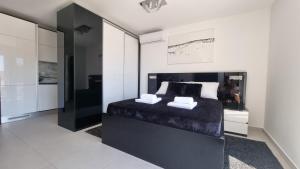 Postel nebo postele na pokoji v ubytování BARTOL LUXURY APARTMENTS KRK Croatia, with own HOT TUB - WHIRLPOOL