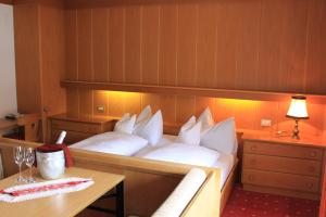 Postel nebo postele na pokoji v ubytování Albergo Alisander