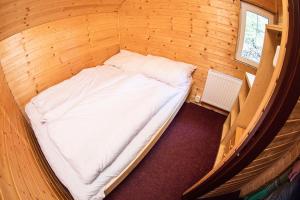 Een bed of bedden in een kamer bij Chata Severák
