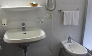 Koupelna v ubytování Albergo Alisander