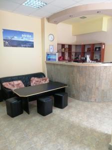 uma sala de espera com uma mesa e um balcão em Femili Hotel Diveda em Sveti Vlas