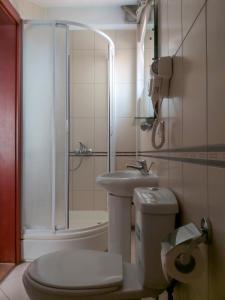 y baño con aseo, lavabo y ducha. en Celus Apartments Ohrid, en Ohrid