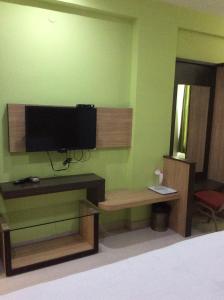 TV a/nebo společenská místnost v ubytování HOTEL SRI VAARI RESIDENCY