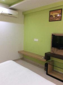 TV a/nebo společenská místnost v ubytování HOTEL SRI VAARI RESIDENCY