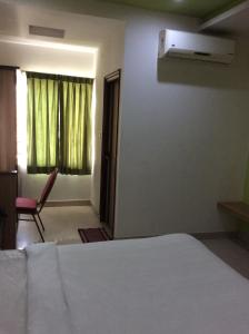 Postel nebo postele na pokoji v ubytování HOTEL SRI VAARI RESIDENCY