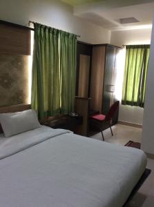 Postel nebo postele na pokoji v ubytování HOTEL SRI VAARI RESIDENCY