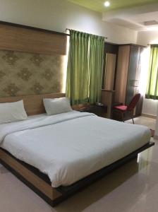 Postel nebo postele na pokoji v ubytování HOTEL SRI VAARI RESIDENCY