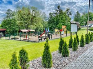 un parque con parque infantil y parque infantil en Ośrodek Stara Piekarnia UKTA KAJAKI, en Ukta