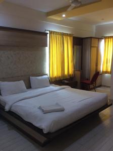 Postel nebo postele na pokoji v ubytování HOTEL SRI VAARI RESIDENCY