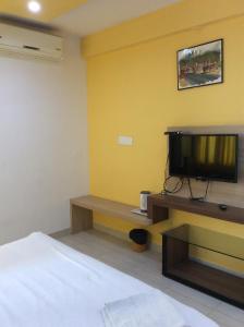 TV a/nebo společenská místnost v ubytování HOTEL SRI VAARI RESIDENCY