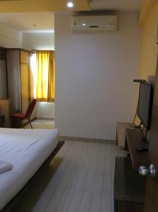 Postel nebo postele na pokoji v ubytování HOTEL SRI VAARI RESIDENCY