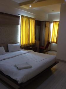 Postel nebo postele na pokoji v ubytování HOTEL SRI VAARI RESIDENCY