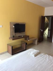 TV a/nebo společenská místnost v ubytování HOTEL SRI VAARI RESIDENCY