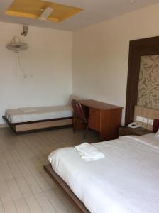 Postel nebo postele na pokoji v ubytování HOTEL SRI VAARI RESIDENCY