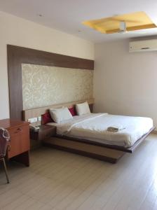 Postel nebo postele na pokoji v ubytování HOTEL SRI VAARI RESIDENCY