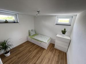 ein kleines Zimmer mit einer Bank und zwei Fenstern in der Unterkunft Casa Verde - Moos in Moos