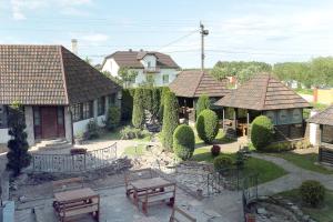 un grupo de casas con mesas de picnic en un patio en Kook Hotel & Rest, en Ryasne-Rus'ke