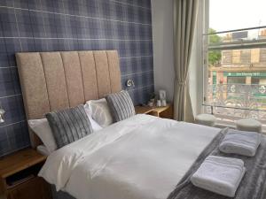 sypialnia z dużym łóżkiem i oknem w obiekcie Edinburgh Rays Guest House w Edynburgu