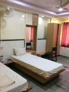 Postel nebo postele na pokoji v ubytování HOTEL SRI VAARI RESIDENCY