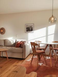 ein Wohnzimmer mit einem Sofa und einem Tisch in der Unterkunft Gruberwirt Apartments in Innsbruck