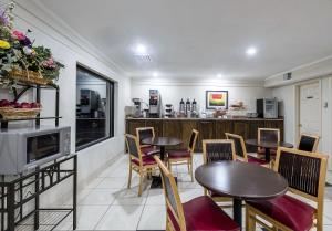 a restaurant with tables and chairs and a counter at Red Roof Inn Bloomington - Normal/University in Bloomington