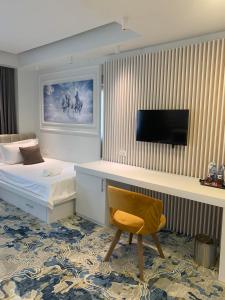 ゲヴゲリヤにあるApartments Jordan Luxuryのベッドルーム(ベッド1台、デスク、テレビ付)