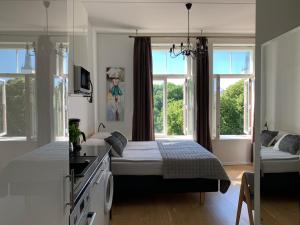 una camera con un letto e due finestre di Orange Apartments Mere a Tallinn
