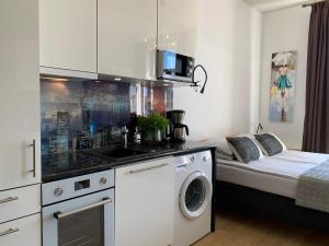 Kuchyň nebo kuchyňský kout v ubytování Orange Apartments Mere + 23 fotografií