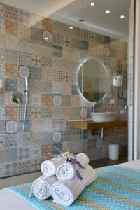 - une salle de bains pourvue d'une pile de serviettes sur le lit dans l'établissement Dimora EFFE - Eco B&B, à Termoli
