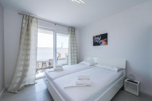 Voodi või voodid majutusasutuse Tomana Deluxe Duplex Apartment with Jacuzzi toas