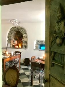 cocina y comedor con mesa y sillas en Aymon de Challant, en Aosta
